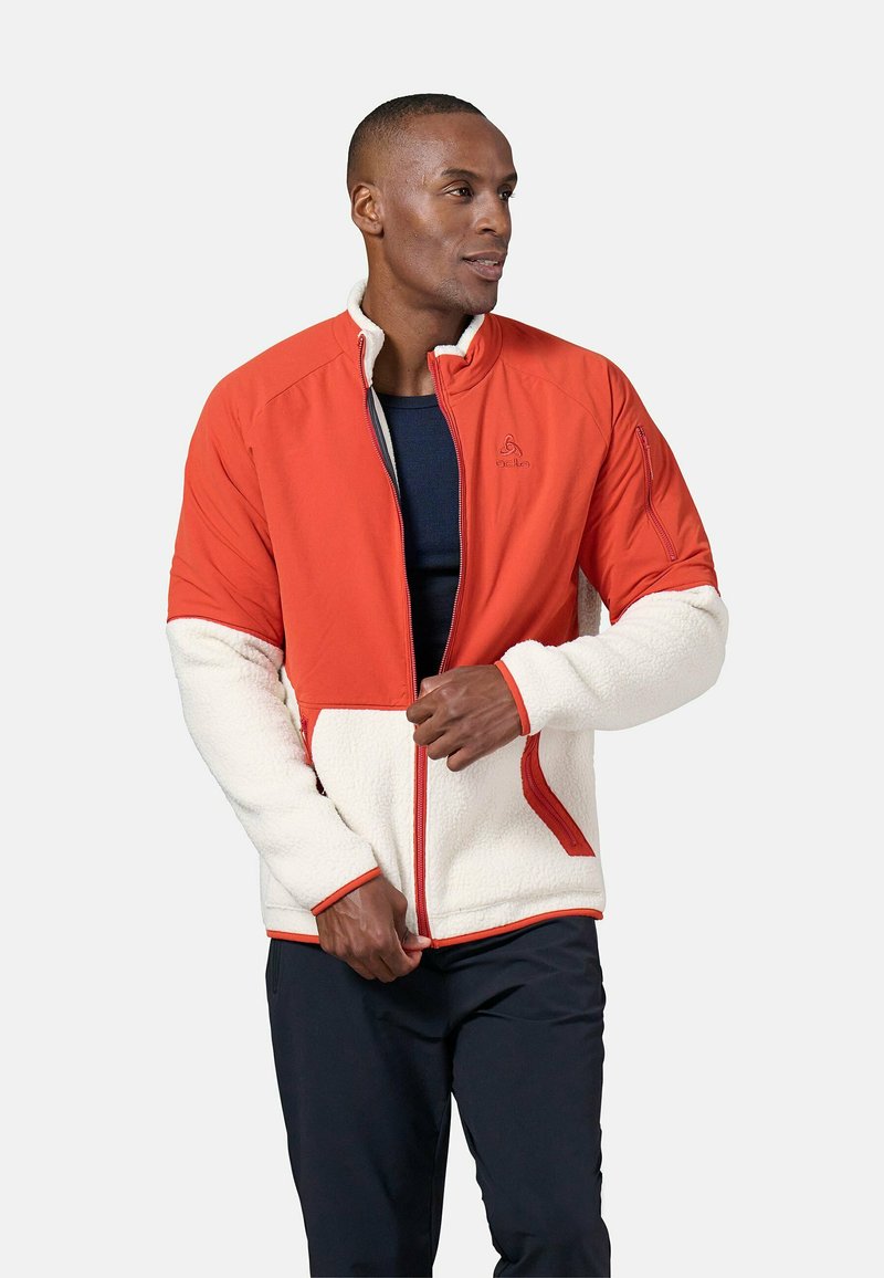 Rote und weiße Zip-Jacke aus Fleece mit kontrastierenden Ärmeln, gerippten Bündchen und einem Logo auf der Brust.