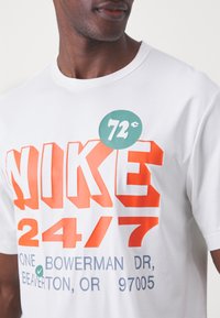 Nike Performance HYVERS - Camiseta deportiva - sail