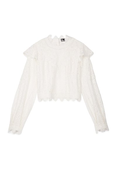 Haut à manches longues blanc avec un design en dentelle texturée, des bords en dentelle festonnés et des accents de manches à volants. Longueur courte avec un col rond.