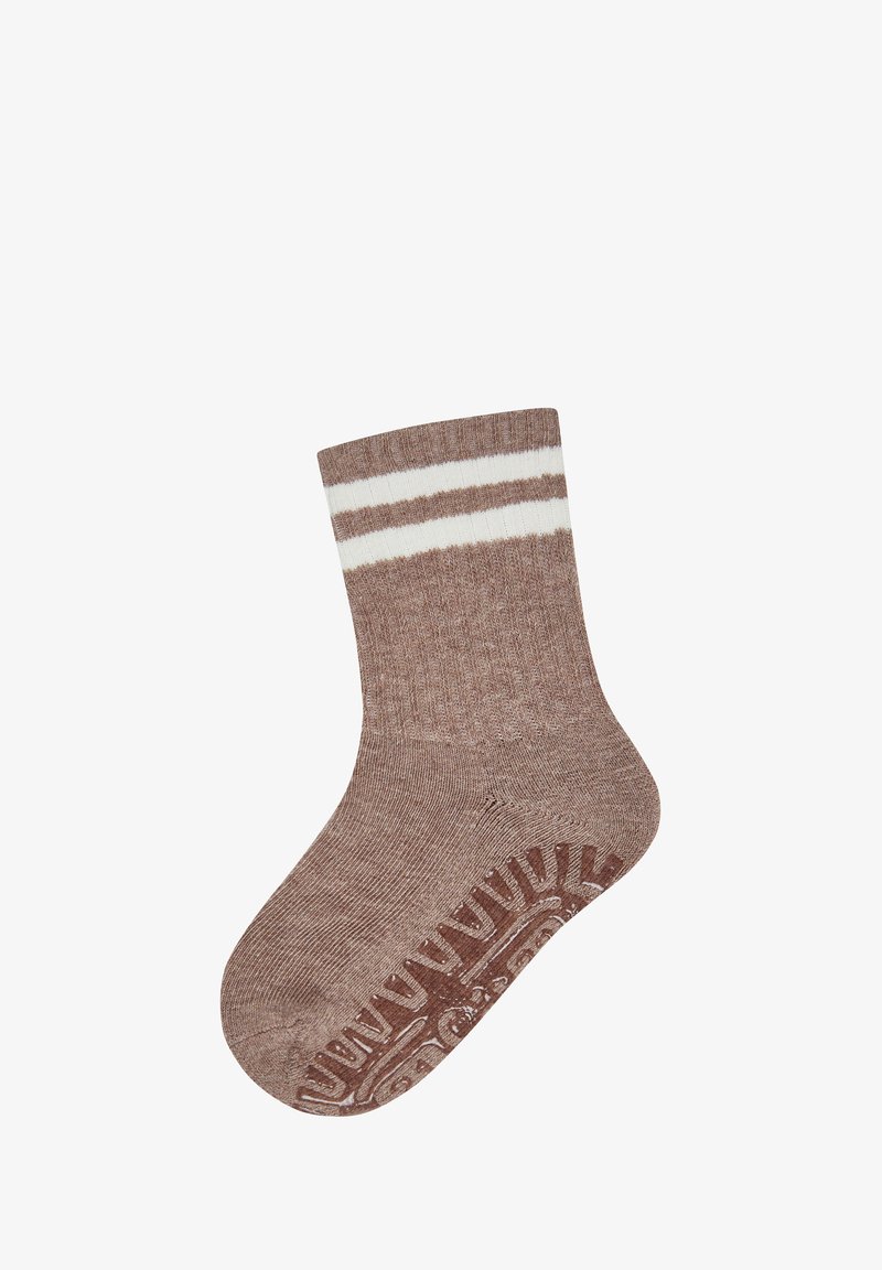 Braune gestrickte Socke mit weißen doppelten Streifen nahe dem Bündchen und einem strukturierten, rutschfesten Muster an der Sohle.