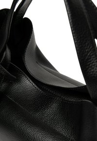 Borsa a tracolla in pelle nera con superficie testurizzata, doppie maniglie e ampia apertura con fodera interna liscia.