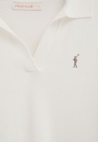 Wit Polo Club-shirt met een kleine geborduurde figuur die een mallet vasthoudt op de borst en een V-halskraag.