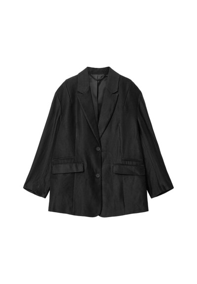 Blazer noir cintré avec revers crantés, deux boutons, poches à rabat et manches longues, présenté à plat sur fond blanc.