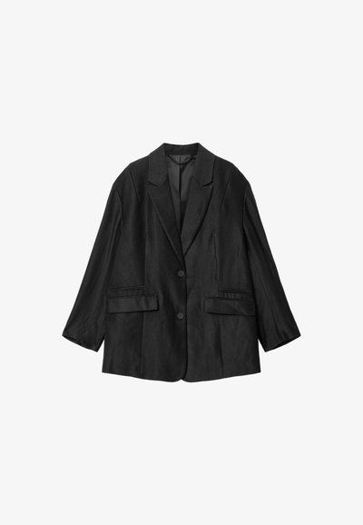 Blazer noir cintré avec revers crantés, deux boutons, poches à rabat et manches longues, présenté à plat sur fond blanc.