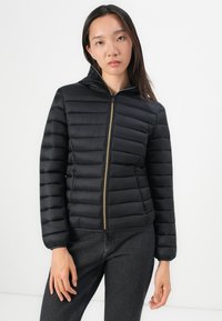 Zwarte pufferjack met horizontale stiksels, hoge kraag, volledige ritssluiting en elastische manchetten. Lichtgewicht stof met een gladde textuur.