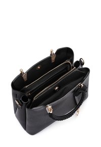 Bolso de mano de cuero negro texturizado con herrajes dorados. Presenta un asa trenzada y múltiples compartimentos interiores, incluidos secciones con cremallera.