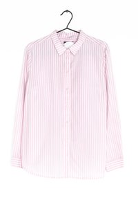 Camicia a maniche lunghe a righe rosa e bianche con colletto, chiusura frontale con bottoni e una tasca singola sul lato sinistro. Tessuto leggero, texture liscia.
