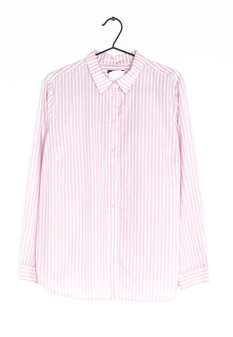 Camicia a maniche lunghe a righe rosa e bianche con colletto, chiusura frontale con bottoni e una tasca singola sul lato sinistro. Tessuto leggero, texture liscia.