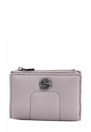 Portefeuille en cuir violet clair avec une fermeture éclair, doté d'un logo argenté et d'un emplacement pour cartes. Texture lisse et forme rectangulaire.