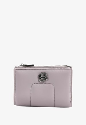 Portefeuille en cuir violet clair avec une fermeture éclair, doté d'un logo argenté et d'un emplacement pour cartes. Texture lisse et forme rectangulaire.