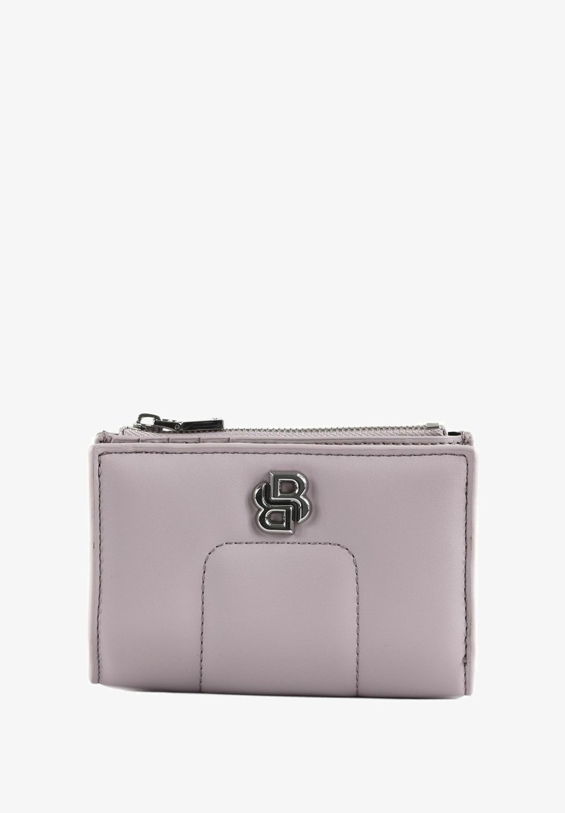 Portefeuille en cuir violet clair avec une fermeture éclair, doté d'un logo argenté et d'un emplacement pour cartes. Texture lisse et forme rectangulaire.