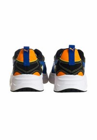 Scarpe da ginnastica nere e arancioni con dettagli blu, dotate di una suola bianca, tessuto testurizzato e un'anello di trazione sul retro per indossarle facilmente.