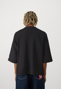 GAP FASHION LOGO CREW - Apdrukāts T-krekls - true black