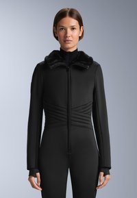 Czarna kurtka narciarska z futrzanym kołnierzem, pikowaną fakturą i zamkiem błyskawicznym z przodu. Posiada długie rękawy i dopasowany krój.