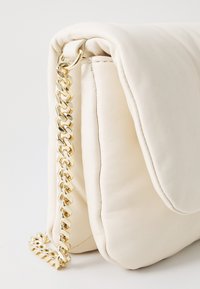 Tommy Hilfiger SOFT CROSSOVER - Torba preko tijela - sugarcane