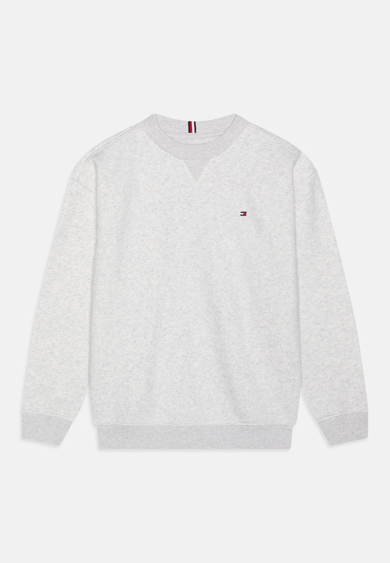 Sweat-shirt gris clair à col rond avec manches longues, poignets et ourlet côtelés, petit logo rouge, blanc et bleu sur la poitrine gauche.