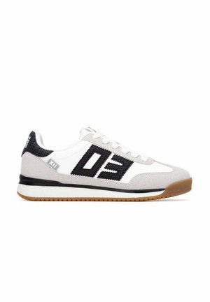 Zapatilla blanca y gris con logo negro texturizado, cordones blancos, suela blanca y negra y suela exterior de goma, mostrada de lado sobre fondo blanco.