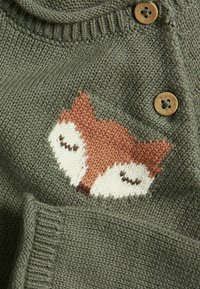 Sweter dzianinowy w oliwkowej zieleni z haftowanym wzorem lisa w brązowym i białym kolorze, z drewnianymi guzikami i ściągaczami na rękawach.