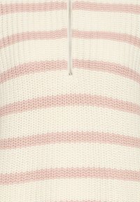 Suéter de media cremallera de punto con rayas alternas en blanco y rosa suave. Tejido texturizado con detalles de costura visibles.