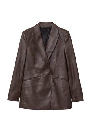 Blazer in pelle marrone con revers a punta, chiusura doppio petto, due tasche laterali e una texture liscia. Include fodera interna nera.