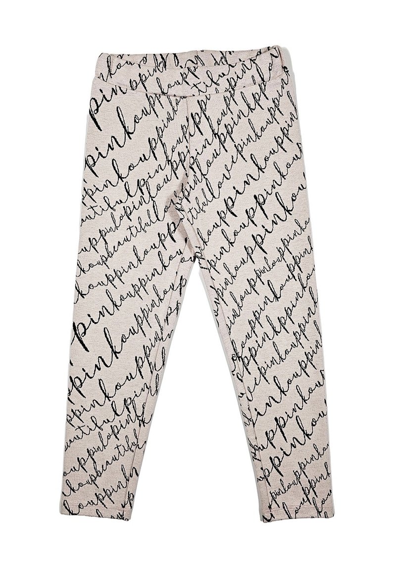 Pantaloni slim-fit beige chiaro con un motivo di testo corsivo nero ripetuto che copre l'intero tessuto.