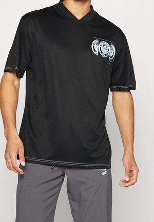 T-shirt de sport noir à manches courtes avec un col en V, orné de motifs graphiques bleu clair sur le côté gauche et de détails de surpiqûres contrastés.