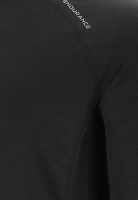 Schwarzes, langärmliges Sport-Oberteil aus strukturiertem Stoff mit glatten Nähten und einem atmungsaktiven Mesh-Einsatz an der Seite für verbesserte Belüftung.