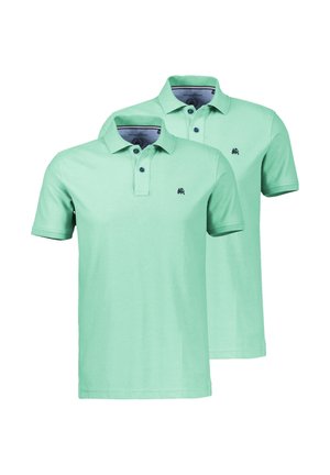 Zwei mintgrüne Poloshirts mit kurzen Ärmeln, Knopfleistenkragen und kleinem dunklem Logo auf der linken Brust.