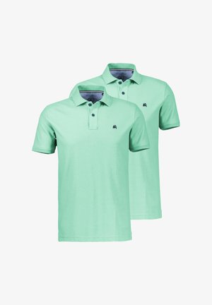 Zwei mintgrüne Poloshirts mit kurzen Ärmeln, Knopfleistenkragen und kleinem dunklem Logo auf der linken Brust.