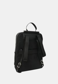 Zaino nero realizzato in tessuto resistente, dotato di spallacci regolabili, manico superiore e accessori in metallo argentato sui lati e sulle cerniere.