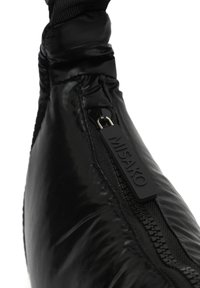 Borsa a busta nera con superficie liscia e lucida. Dotata di una cerniera con un'etichetta rettangolare in rilievo con la scritta "MISAKO."