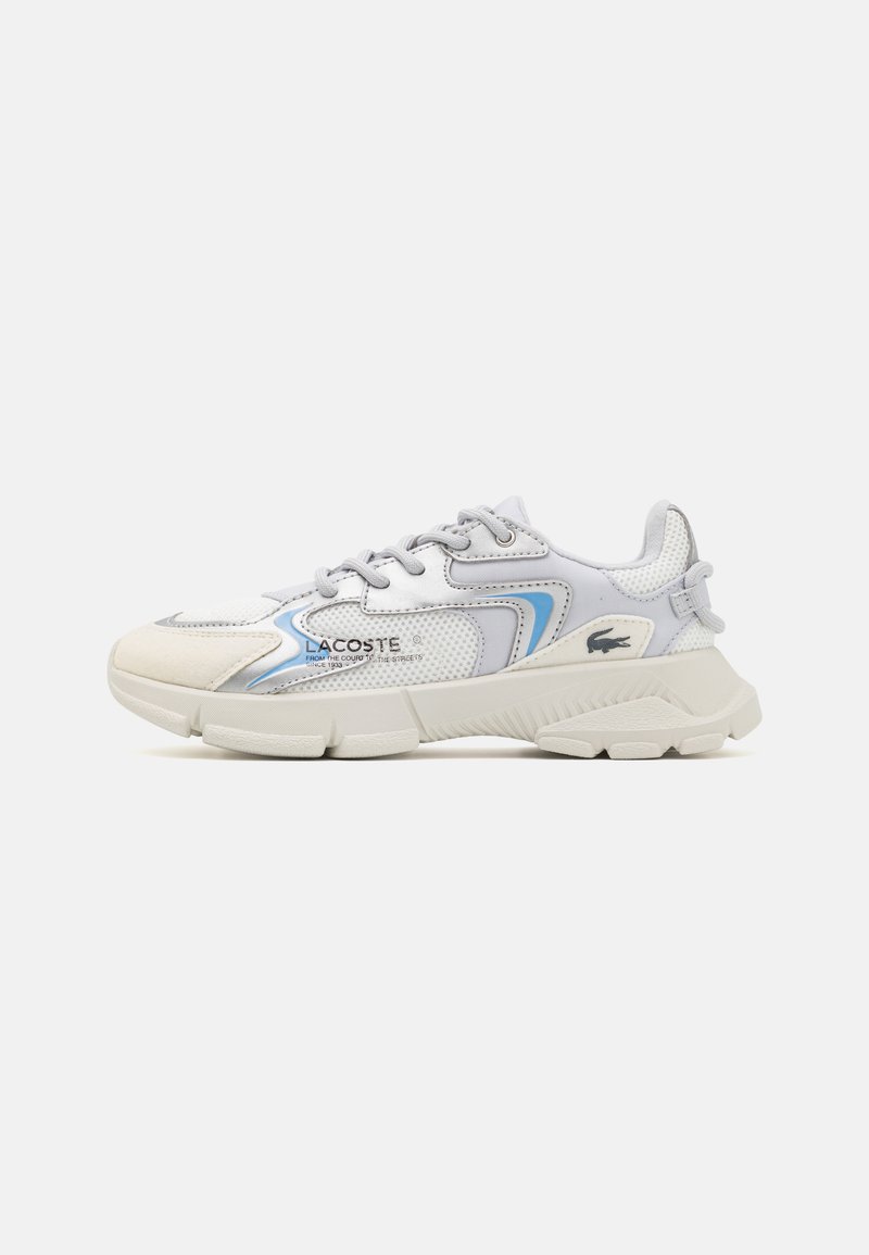 Baskets Lacoste en blanc et gris clair avec des accents bleus, tige en maille texturée, bout rond et semelle en caoutchouc épaisse. Détails du logo.