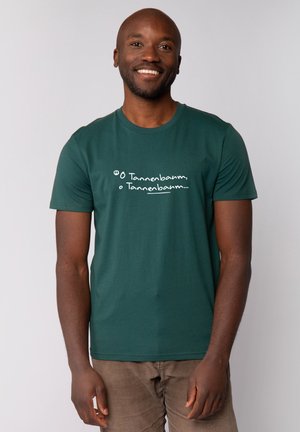 Donkergroene t-shirt met korte mouwen van katoen, met op de voorkant witte tekst "O Tannenbaum, O Tannenbaum..."