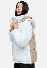 Ljusblå och beige pufferjacka med huva, som har dragkedja, synlig sömnad och en logotyp på vänster ärm.