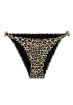 Braguitas de bikini con estampado de leopardo, con apliques de anillos dorados en los laterales y forro interior negro sobre fondo blanco.