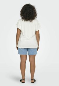ONLY Carmakoma V-AUSSCHNITT CURVE  - Camiseta estampada - cloud dancer