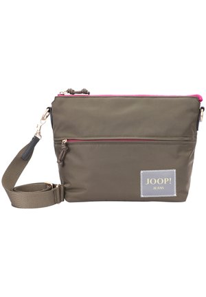 Oliven grøn crossbody taske med lyserød lynlås, front lynlåslomme, justerbar strop og "JOOP! JEANS" label i nederste højre hjørne.