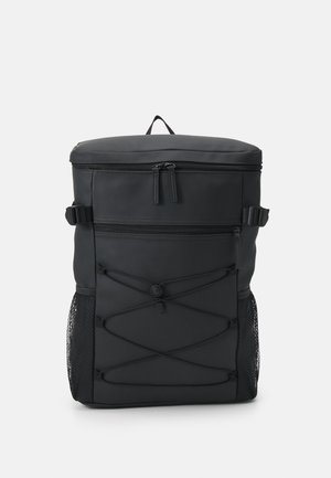 Schwarzer rechteckiger Rucksack mit oberem Reißverschluss, vorderer Reißverschlusstasche, Bungee-Seildesign, Netzseitentaschen und verstellbaren Seitenträgern.