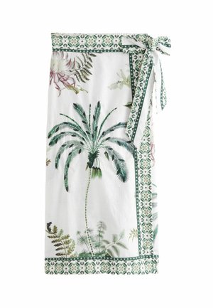 Weißer Stoffwickel mit grünen Palm- und Blumendrucken, verziert mit grünem gemustertem Saum und einem Bindeband in der Taille.