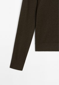 Manche de pull en maille marron foncé à manches longues avec poignet et ourlet côtelés sur fond blanc.