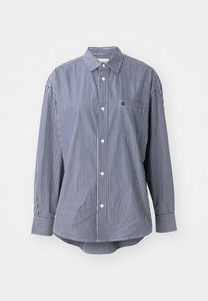 Chemise à rayures bleu marine et blanche à manches longues avec un col classique, une poche avant et une fermeture à boutons. Tissu doux avec une texture lisse.