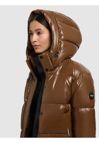 Giacca imbottita marrone con finitura lucida, cappuccio ampio, cerniera nera e dettagli con bottoni. Design trapuntato a canale sul corpo.