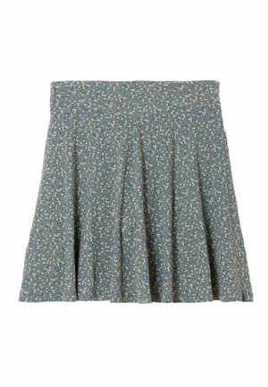 Sinine voltidega seelik, millel on väikesed valged lillemustrid ja lai vöökoht, põlvepikkuses, igapäevane stiil.