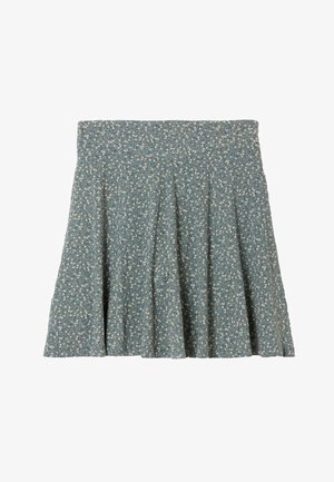 Sinine voltidega seelik, millel on väikesed valged lillemustrid ja lai vöökoht, põlvepikkuses, igapäevane stiil.