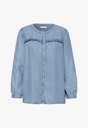 Lyseblå denimbluse med lange ærmer, rund halsudskæring, trykknapper foran, rynket skulderstykke og samlede ærmekanter.