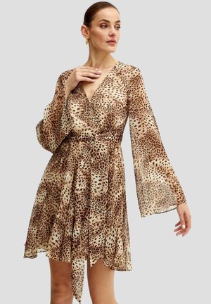 Abito con stampa leopardata, scollatura a V profonda, maniche lunghe svolazzanti e vita sfiancata. Realizzato in un tessuto leggero e testurizzato con gonna svasata.