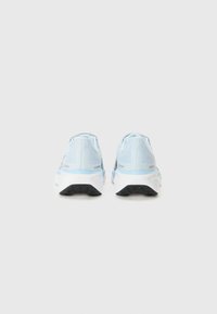 Des chaussures de sport bleu clair avec une tige en mesh respirant, une semelle intermédiaire blanche et une semelle extérieure en caoutchouc noir. Présente des accents gris minimalistes.