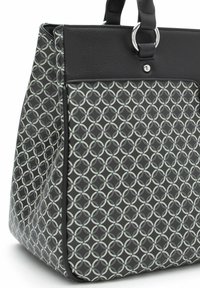 Borsa tote nera e decorata con design geometrici, materiale testurizzato, doppi manici superiori e un anello accentato in argento.