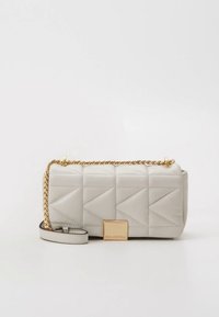 Prošívaná světle šedá kabelka přes rameno se zlatým řetízkem a obdélníkovým kováním. Texturovaný povrch zdobí geometrické vzory.