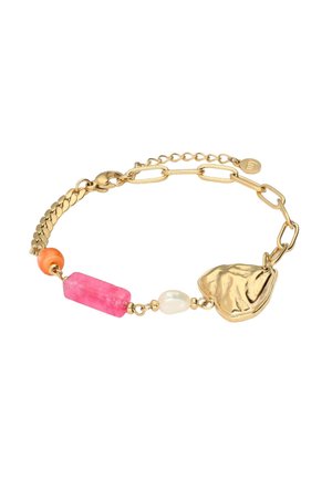 Pulsera de cadena de oro con eslabones mezclados, con cuentas rosas, naranjas, blancas y un adorno dorado irregular y texturizado.